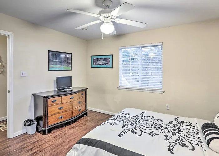 Townhome 4 Mi To College Town! Holiday home *