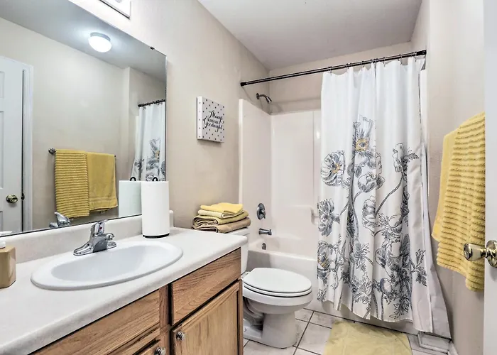 Townhome 4 Mi To College Town! *
