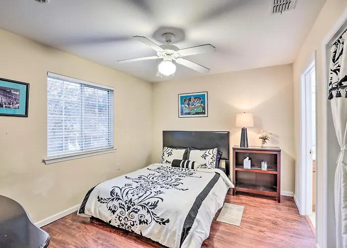 Townhome 4 Mi To College Town! *