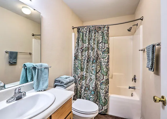 Townhome 4 Mi To College Town!