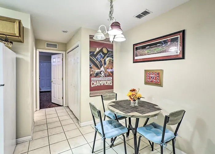 Townhome 4 Mi To College Town! Holiday home