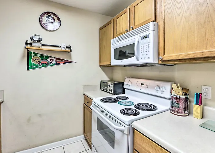 Townhome 4 Mi To College Town! *