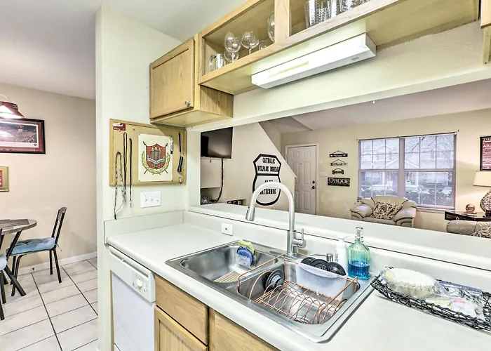 Townhome 4 Mi To College Town! Holiday home