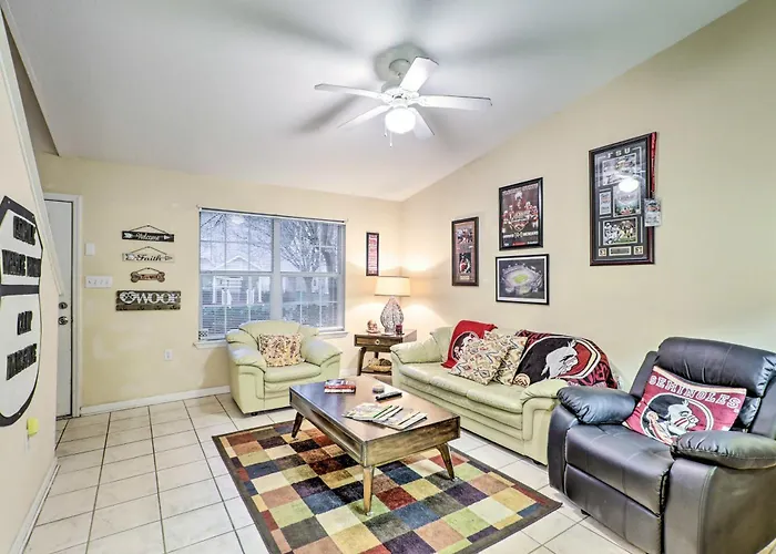 Townhome 4 Mi To College Town! Holiday home