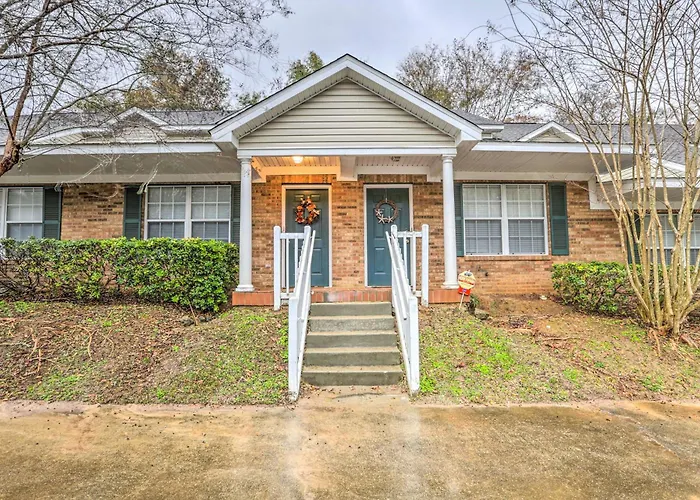 Townhome 4 Mi To College Town!